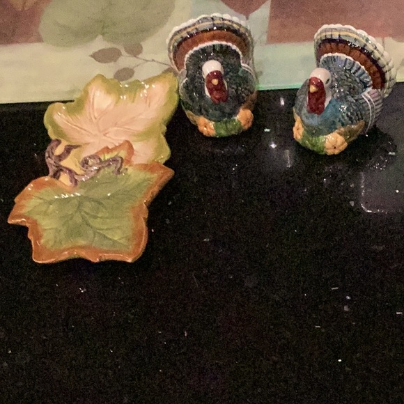 BELLA CASA by GANZ CERAMIC PAIR OF TURKEY ON A CERAMIC AUTUMN PLATTER. - Picture 6 of 14